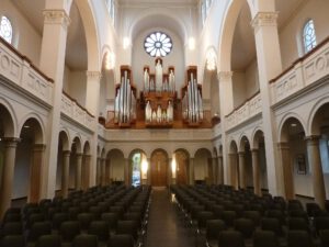 Trinitatiskirche Köln: Blick durch das Langhaus zur Orgel · Lizenz: CC BY-SA 4.0